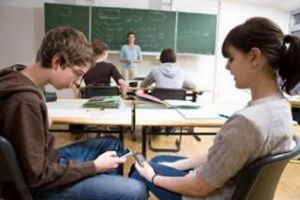 Elevii din Cluj nu mai au voie cu mobilele la cursuri. Ce se întâmplă cu uniforma