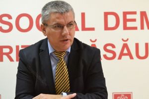 Învestirea senatorului Ioan Deneş în funcţia de ministru al Apelor şi Pădurilor se lasă aşteptată