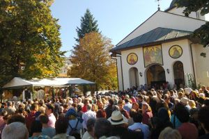 Sfântă Liturghie Arhierească la resfinţirea Bisericii cu hramurile: «Sfânta Treime» şi «Naşterea Maicii Domnului» din Târgu-Jiu, Protopopiatul Târgu-Jiu Sud