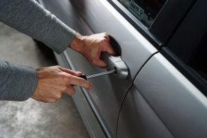 Spărgător la 15 ani: un adolescent a fost prins că a furat un telefon mobil lăsat de proprietar într-o maşină parcată în Ineu