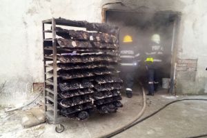 Fabrica de mase plastice din judetul Prahova, cuprinsa de flacari. Este degajare mare de fum. Intervin pompierii (galerie foto)