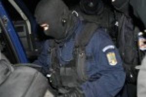 Mascatii l-au luat pe sus pe un pedofil din Braila / Barbatul a facut mai multe filme deocheate cu fete de 14-16 ani