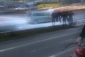 Maşină în flăcări lângă Gara Braşov