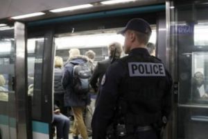 ATAC ORIBIL la METROU, surprins de camerele de supraveghere! ATACATORUL care a împins VICTIMA în faţa trenului are probleme psihice! VIDEO
