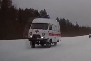 IREAL! O ambulanţă ÎN TREI ROȚI, surprinsă circulând pe un drum înzăpezit. Clipul a devenit VIRAL - VIDEO