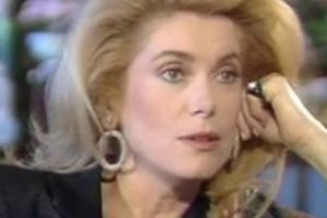 100 de femei au provocat FURIA TURBATĂ a feministelor