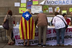 Catalanii votează duminică, iar preşedintele lor ar putea fi arestat