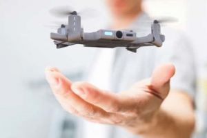 Selfie la superlativ cu drona care se ascunde in carcasa telefonului