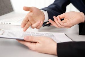 Persoanele care realizează venituri extrasalariale trebuie să plătească după ele CAS şi CASS. Până când se face estimarea la FISC