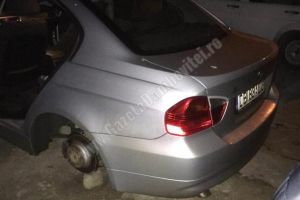 PUCIOASA: Hoţi cu tupeu! Au furat o roată de la o maşină parcată în faţa blocului