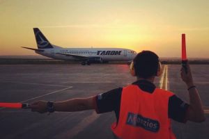 INCONȘTIENȚĂ! Case construite în calea avioanelor, lângă Aeroport. Autorităţile cer demolarea de urgenţă