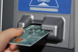 Au făcut cumpărături de Crăciun, de peste 45.000 de lei, cu un card furat