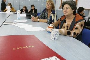 Profesorii îşi primesc salariile cu întârziere