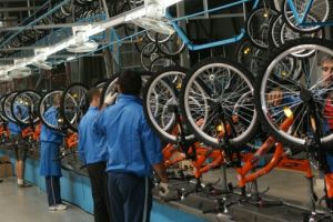 Fabrica de biciclete de lângă Deva caută aproximativ 100 de muncitori