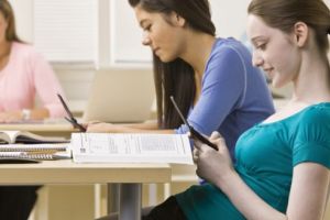 Elevii nu sunt obligaţi să poarte uniformă, dar nici nu au voie cu telefoane la ore