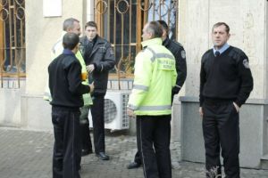 Oamenii din Deva nu sunt mulţumiţi de activitatea Poliţiei Locale. Edilul Florin Oancea a fost ameninţat cu judecata, după ce a tăiat norma de hrană a poliţiştilor locali