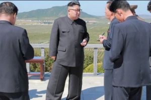 Pantalonii lui Kim au ajuns de RÂSUL presei internaţionale şi a reţelelor de socializare