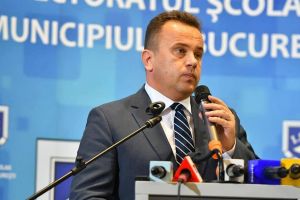 După ce a introdus reguli noi în şcoli, ministrul Educaţiei, Liviu Pop, e aşteptat la Bistriţa