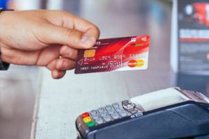 Cumpărătorii care plătesc cu cardul vor putea retrage de la magazine până la 200 de lei