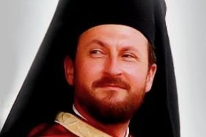 Fostul episcop homosexual de Huşi are leafă de 20.000 de lei şi e slugărit de maicile de la Văratec