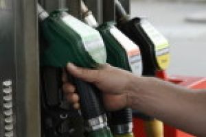 Un barbat s-a ales cu dosar penal dupa ce si-a facut plinul la masina si a uitat sa plateasca