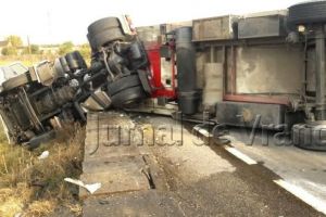 ULTIMĂ ORĂ: DN23, blocat aproape două ore după ce un TIR s-a răsturnat