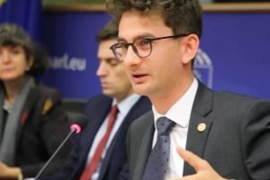 ANALFABETU`… REVOLUŢIONAR!