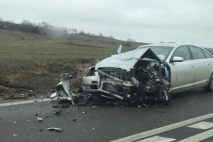 Accident cu două victime şi două maşini distruse, din cauza unui şofer grăbit