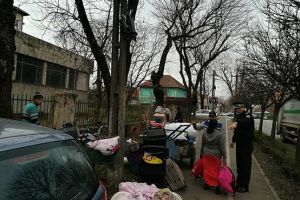 Oameni ai strazii evacuati din fosta cladire a Ziarului Timisoara, aflata in paragina