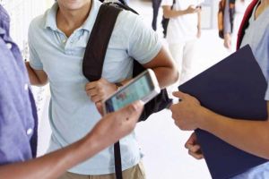 Regulament nou in scoli: telefoanele si sanctiunile pentru lipsa uniformei, interzise