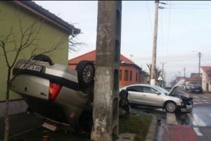 Accident spectaculos în Arad. Un Logan a ajuns cu roţiule-n aer