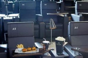 S-a deschis cel mai tare cinema. Primesti hamburgeri, cartofi prajiti, floricele si suc!