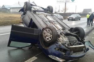 Autoturism răsturnat pe E 85, în urma unei manevre greşite