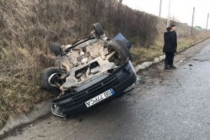 FOTO – Șofer adormit la volan. Trei oameni răniţi pe DN14