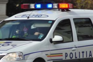 Deşi o maşină circula cu număr fals, poliţiştii au descoperit proprietarul. Deşi l-au descoperit, înca nu au aflat cine o conducea