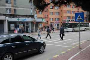 Pietoni şi şoferi amendaţi în cadrul unei acţiuni a poliţiei