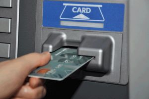 Au furat banii de pe cardul unei femei. Ce greşeală făcuse victima