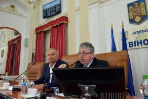 Cadou pentru consilierii judeţeni din Bihor: la prima şedinţă din 2018 au primit sistem pentru votul secret rapid şi de sonorizare