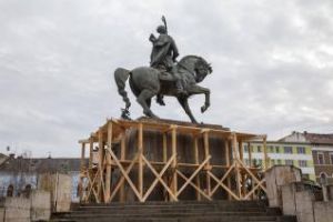 Statuia lui Matei Corvin se reabilitează - FOTO