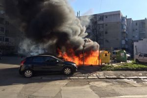 O ghena de gunoi a luat foc, pe strada Cuza Voda din Ploiesti