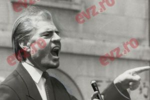 Dumitru Mazilu: „Cine sunteţi, domnule Iliescu?”. POVESTEA UNEI FOTOGRAFII