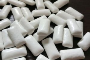 Tot ce nu se ştia despre GUMA DE MESTECAT mentolată. Ce spun dentiştii despre CONSUMUL acesteia şi cât de PERICULOASĂ este