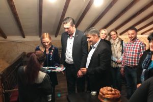 Petrecere la Dobromir. Copilul nascut iarna trecuta intr-o senilata a implinit un an. Nasii, Horia Țutuianu si Lucian Lungoci i-au taiat motul (galerie foto)