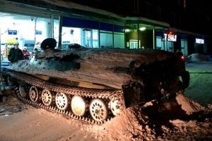 Numai in Rusia: Cu tancul la supermarket