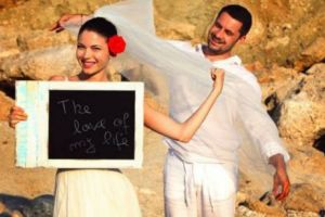 La doar ŞASE luni de la DIVORT îşi reface viaţa lângă un MILIONAR GREC. Renunţă şi la pupitrul ştirilor