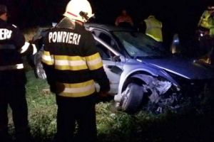 Maşină răsturnată, pasagerii – pe câmp