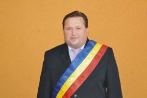 Primarul din Şibot, Ilie Tomuş, a formulat contestaţie în anulare la decizia definitivă de incompatibilitate