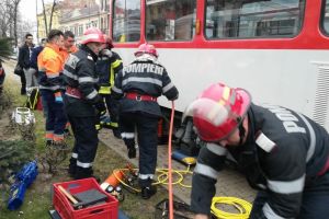 Scene incredibile la Arad. O fata de 12 ani a fost lovita de un tramvai. Pompierii au intervenit pentru salvarea victimei. In ce stare este fata (galerie foto) 