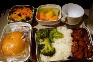 TURBULENȚELE, cauza unei „BĂTĂI CU MÂNCARE” într-un ZBOR spre Franţa, la doar câteva secunde după ce prânzul fusese servit
