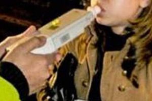 O fata de 16 ani, beata la volan, a produs un accident rutier